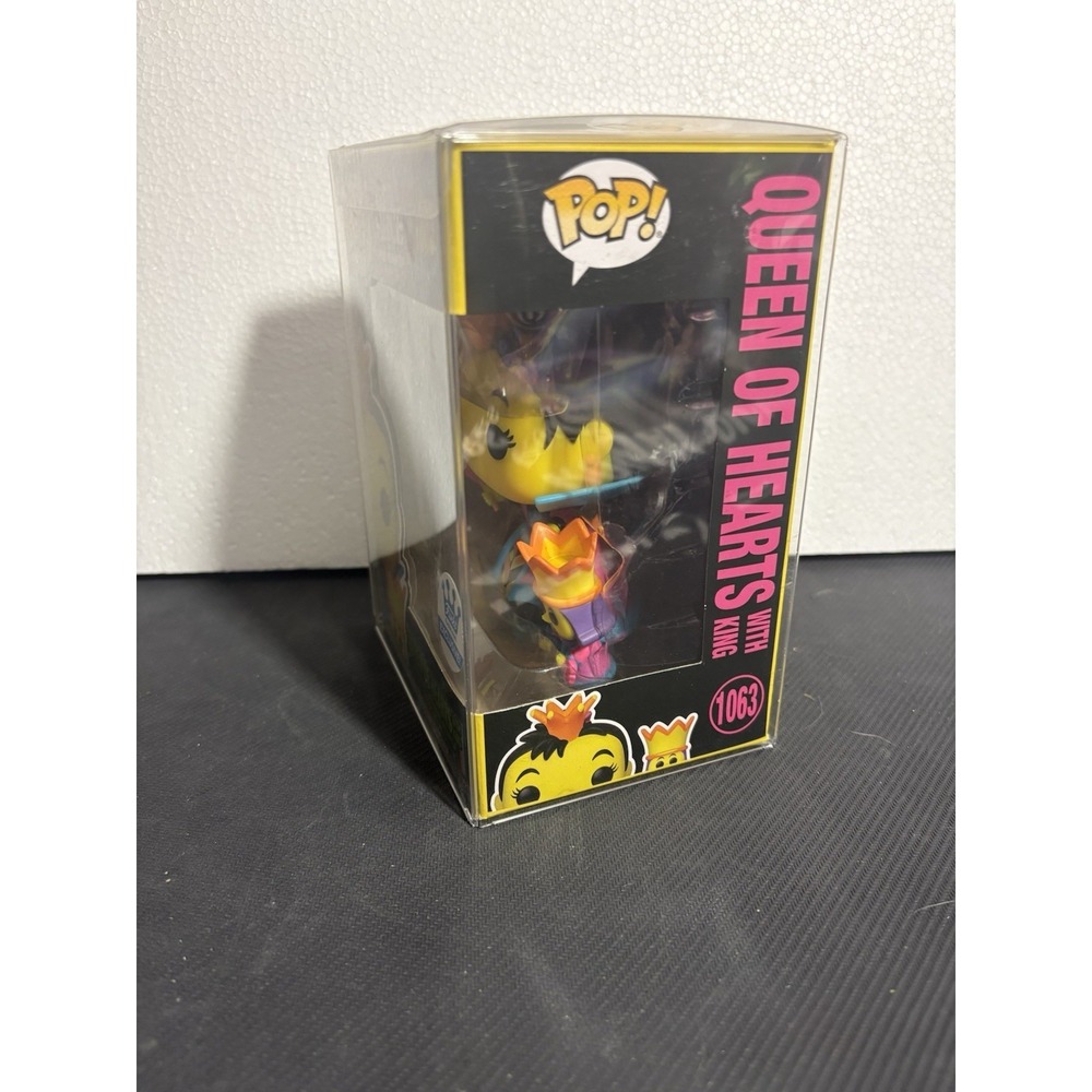 Funko Pop QUEEN OF HEARTS with KING #1063 Black Light - Includes Protector - NEW - Picture 2 of 6